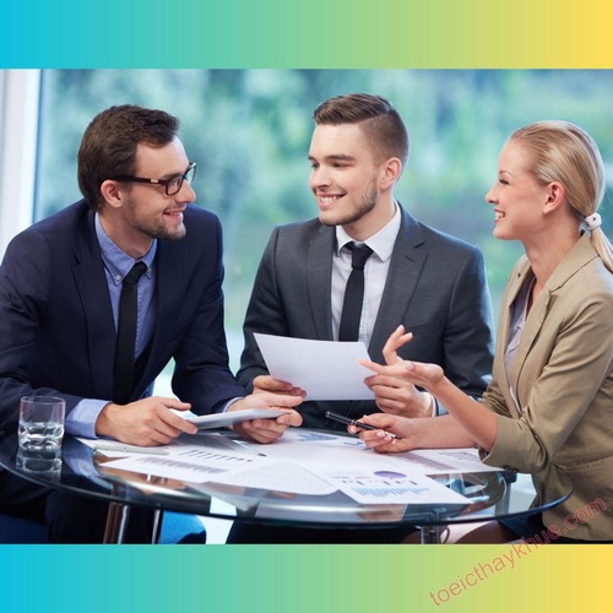 <p>Đồng nghiệp thảo luận về các nhiệm vụ.</p>