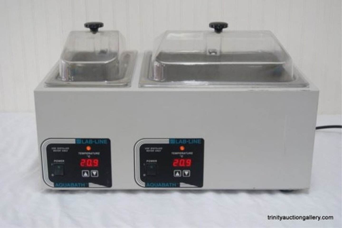 <p>a container of water heated to a given temperature, used for heating substances placed in smaller containers.</p>