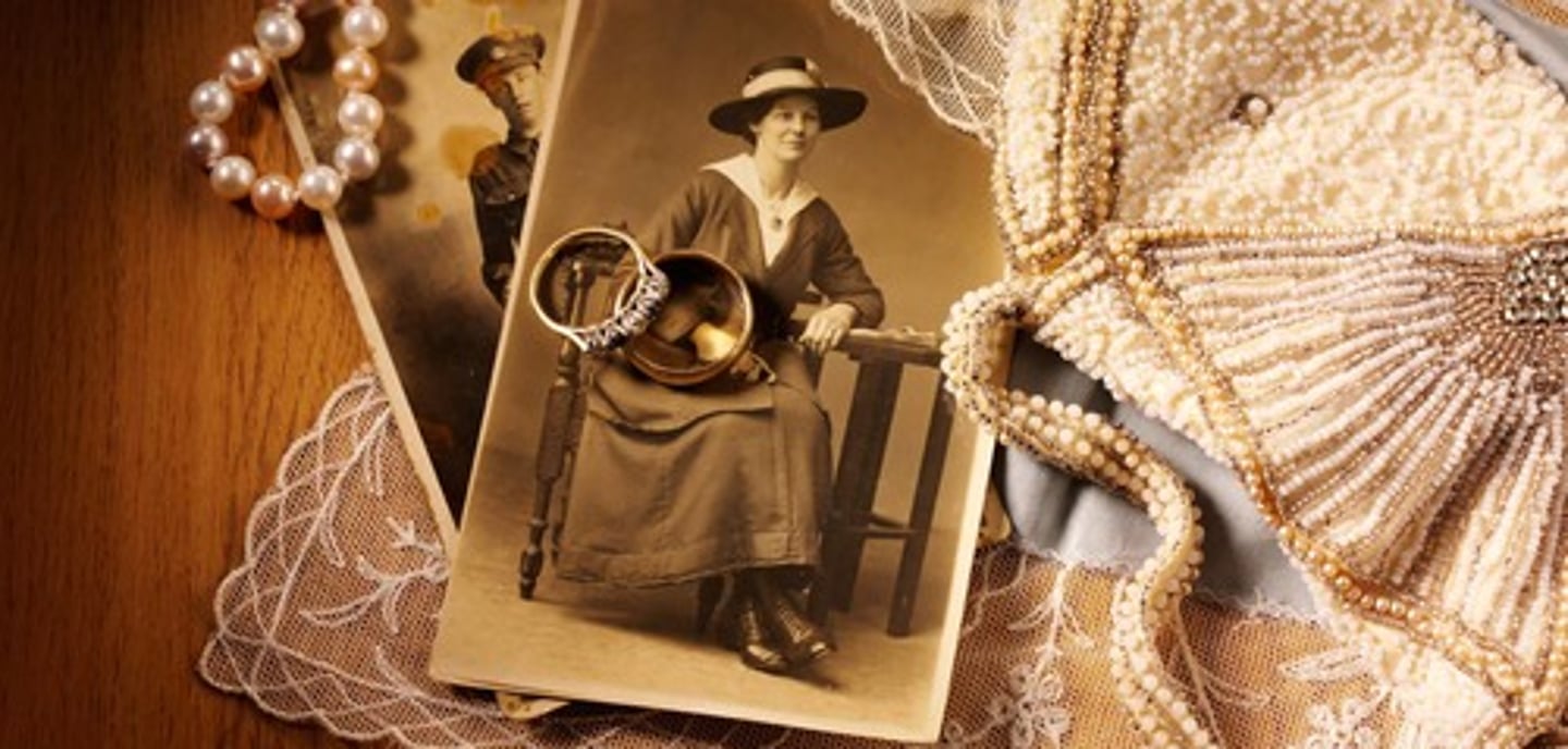 <p>n. vật gia truyền, gia bảo</p>
