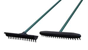 <p><span>&nbsp;Rake with wide tines, used for smoothing and leveling sand in bunkers on golf courses.</span></p>