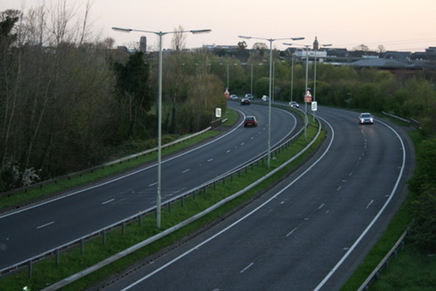 <p>Divided highway xa lộ hai chiều</p>