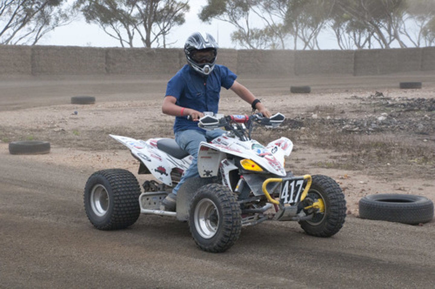 <p>на велосипедах (квадроциклах)</p>