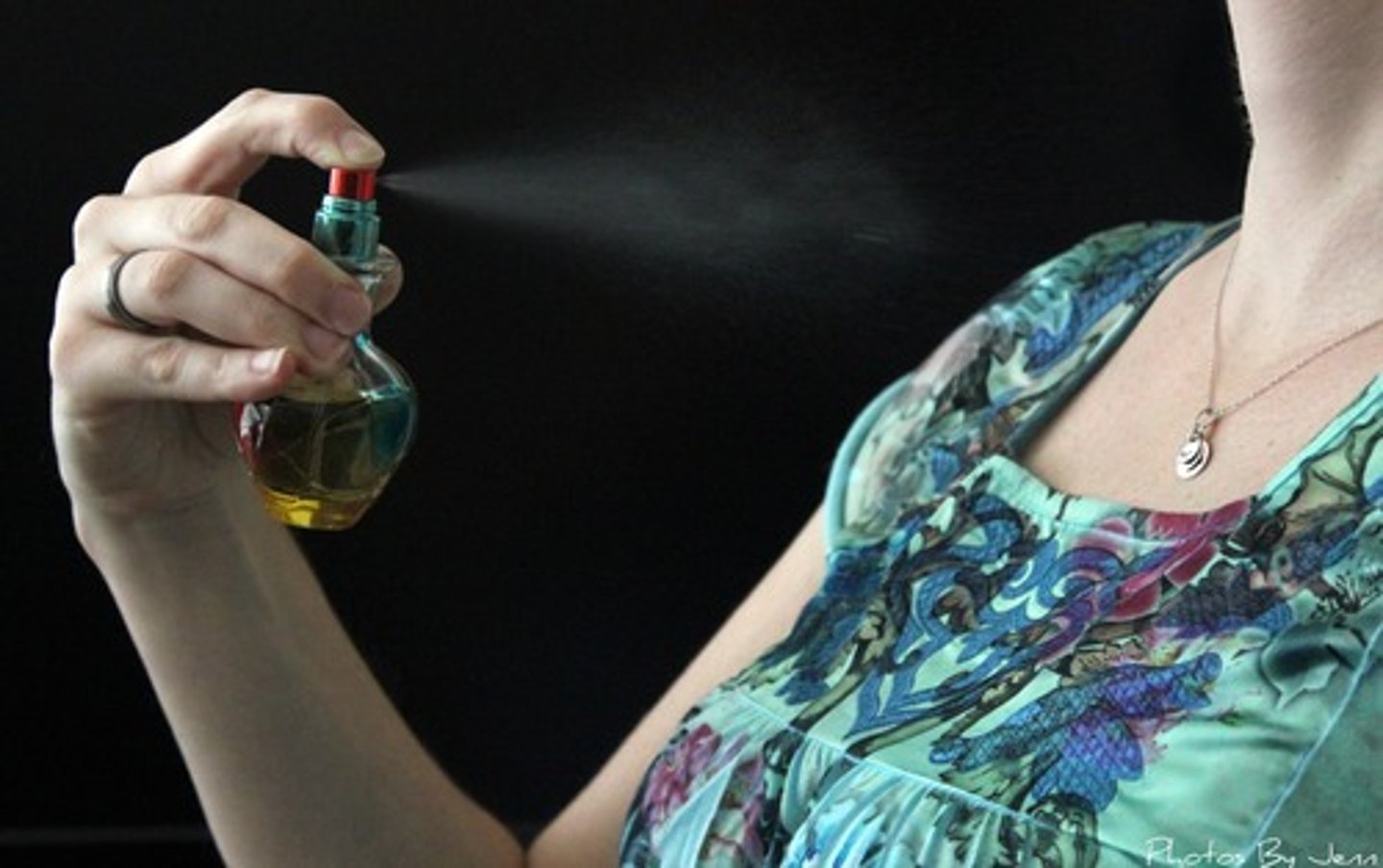 <p>to put perfume on oneself</p>