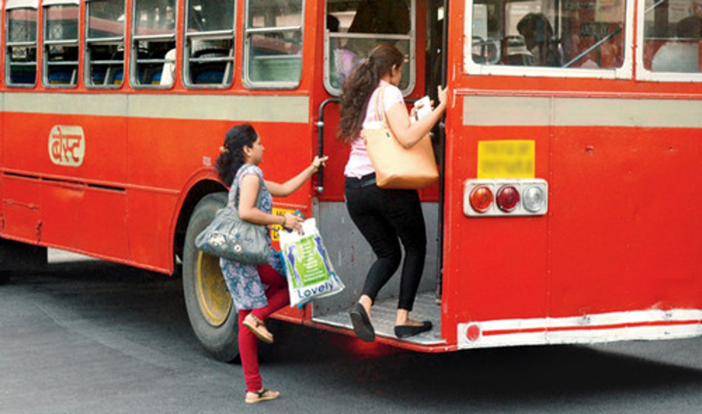 <p>lên xe bus</p>