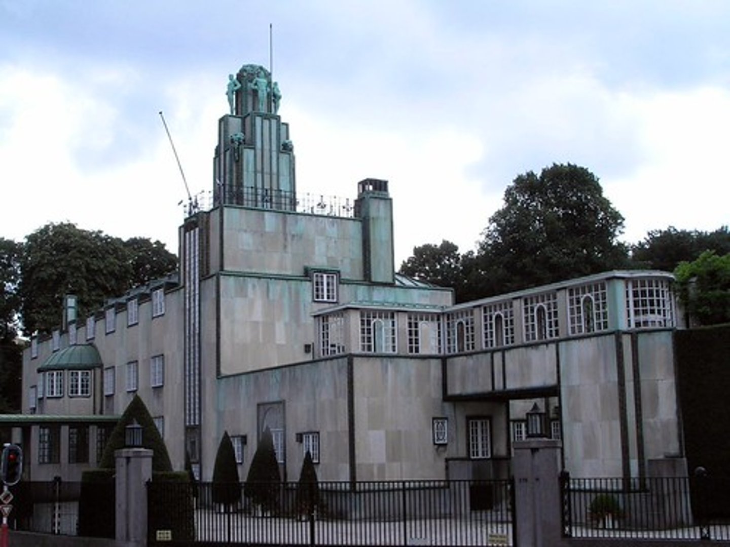 <p>1870-1956 : Medegrondlegger van de Wiener Sezession en de Wiener Werkstätte. In het Paleis Stoclet (Brussel) combineerde hij kostbare materialen met een sobere, geometrische vormentaal. Overgang richting de Art Deco.</p>