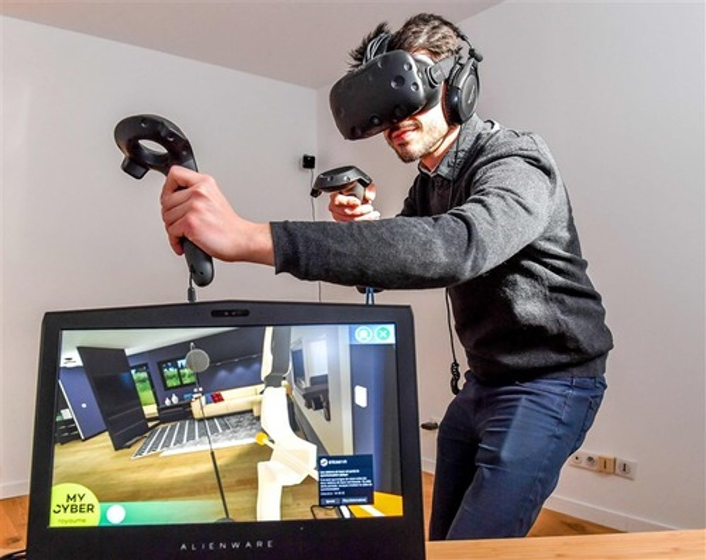 <p>a virtual space --&gt; cannot change the environment (its static) --&gt; used to explore environments --&gt; people cant interact, only look around --&gt; needs HAPTIC TECHNOLOGY! to do this --&gt; allows user to manipulate the environment</p>