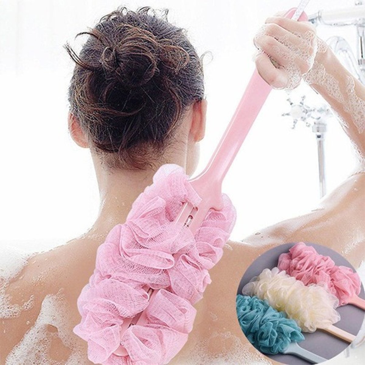 <p>to wash one's back (rub one's back with a shower sponge/loofah)</p>