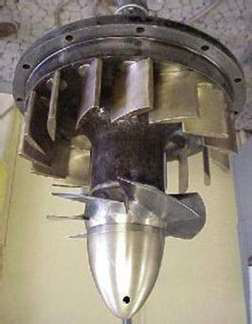 <p>Las turbinas hélice y Kaplan también son de <strong>reacción</strong>, pero de tipo <strong>axial</strong>. Constan fundamentalmente de una cámara espiral, un distribuidor, un rodete y un tubo de descarga.</p><p>La <strong>cámara</strong> suele estar construida en hormigón cuando la altura del salto es pequeña (menor que 20 m) pues al ser, en este caso, los caudales que circulan por la turbina son muy grandes. Cuando se trata de saltos mayores, las cámaras espirales se fabrican de chapa de acero</p><p>El <strong>distribuidor</strong> es prácticamente el mismo que el empleado en las turbinas Francis.</p><p>El <strong>rodete</strong> tiene forma de hélice y está constituido por un cubo en el que van montados los álabes encargados de transformar la energía hidráulica en mecánica. Los álabes tienen forma de perfiles aerodinámicos y en las turbinas Kaplan son orientables, pudiendo ser variado su ángulo de incidencia mediante un mecanismo alojado en el interior del cubo del rodete; por el contrario, los de las turbinas hélice se encuentran fijos, fundidos con el cubo o atornillados al mismo.</p><p>El <strong>tubo de descarga</strong> se construye generalmente con hormigón</p>