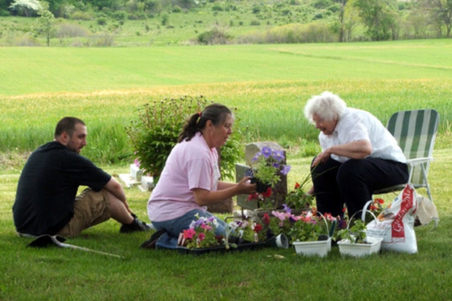 <p>trông nom, chăm sóc</p>