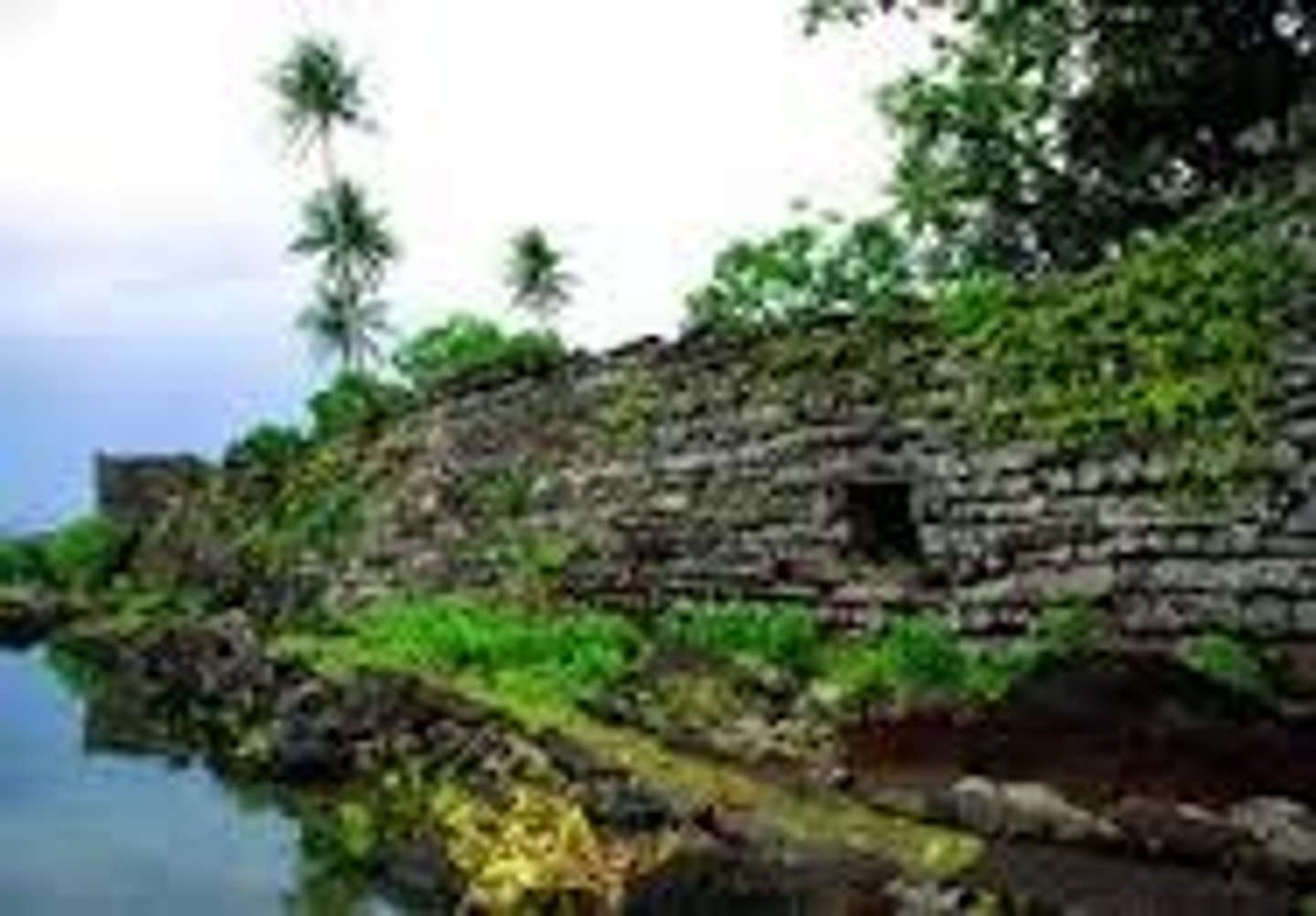 <p>Basalt boulders, prismatic coulmns <br>Saudeieur Dynasty CAPITAL!!!<br>Small artifical island and canals to seperate them<br><br>Walls are breakwaters, made of basalt and coral. Local mythology says birds/giants carried this stuff. ASHLAR MASONRY!!!!!!<br>Living quarters for the rich, so the king could watch the powerful<br><br>Interesecting formations = cermonial sites, admin, crypts.<br><br>PAH: admin<br>POWE: religious/death sector<br><br>certain buildings had cermonial purposes<br><br>Idehd: SACRED EEL ISLAND<br>Peinering: where you prepare coconut oil<br>Kohnderek: where you prepare... the dead?!</p>