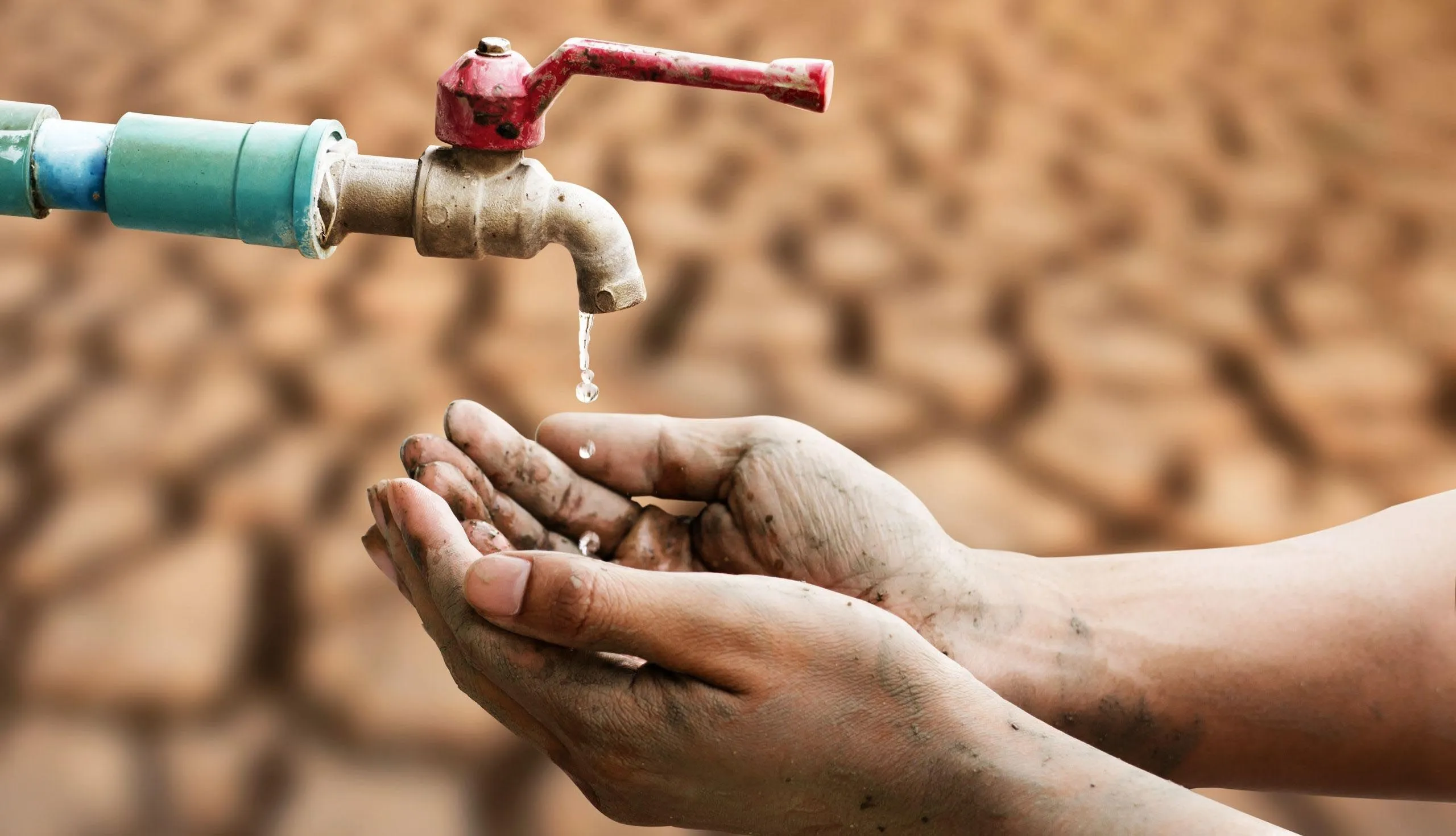 <p>not enough, small amount (adj)</p><p>Water was <mark data-color="yellow" style="background-color: yellow; color: inherit;">scarce</mark> in the desert.&nbsp;</p>