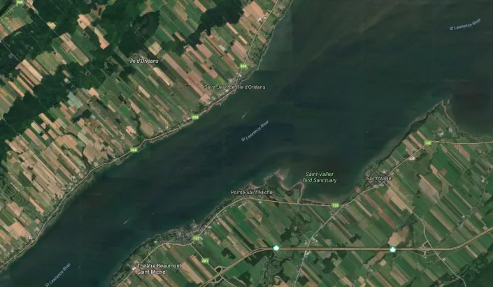 <p><span><span>a cadastral land division method characterized by long, narrow, ribbon-shaped parcels of land extending perpendicular to a river, road, or canal</span></span></p>