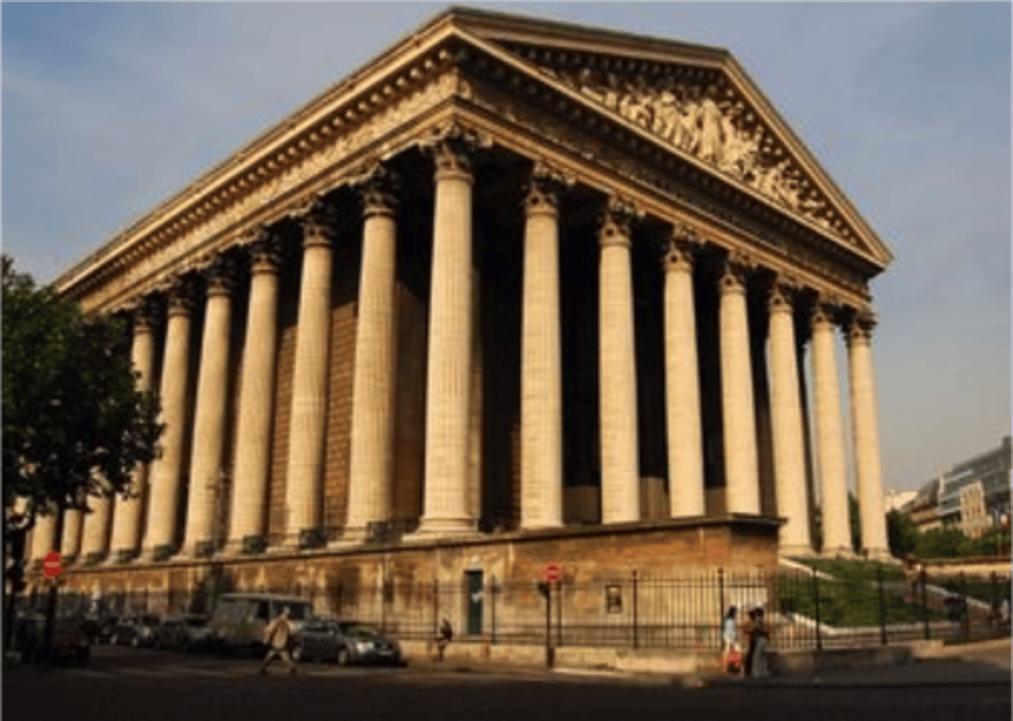 <p>Cette église ressemble beaucoup à un vieux temple grec.</p>