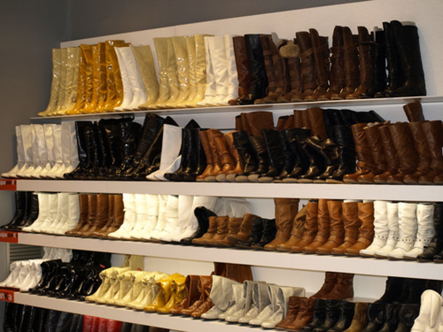 <p>le magasin de chaussures</p>