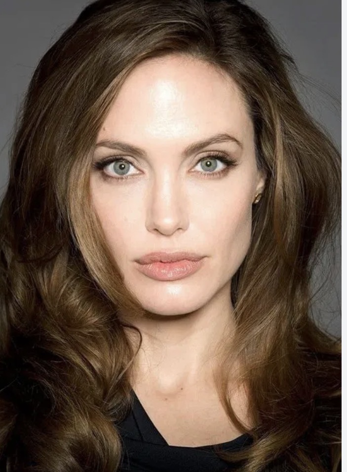 <p>joli(e) </p><p>Tu es très jolie </p><p>Angelina jolie is very pretty </p>