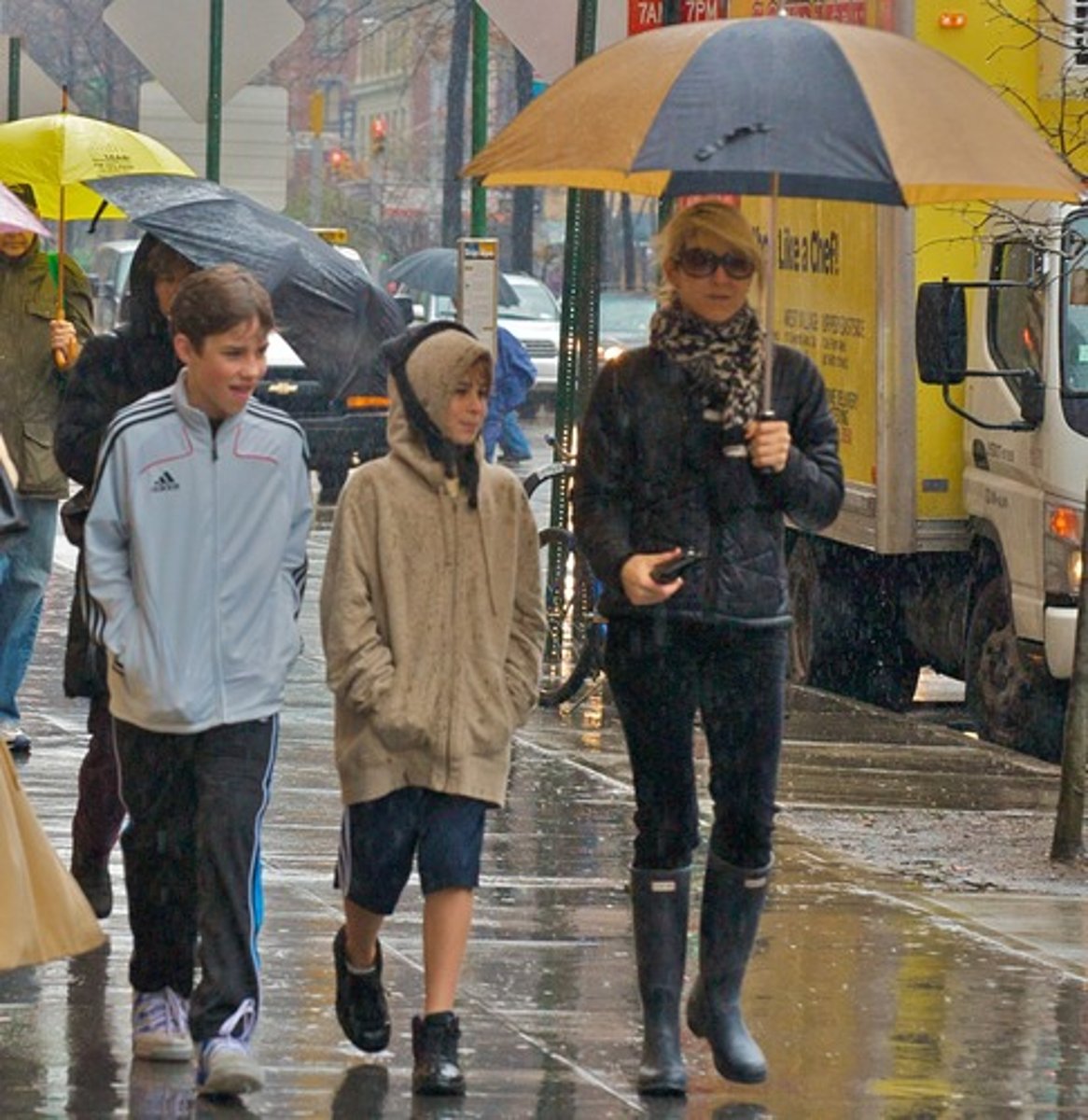 <p>(to rain) It's raining</p>