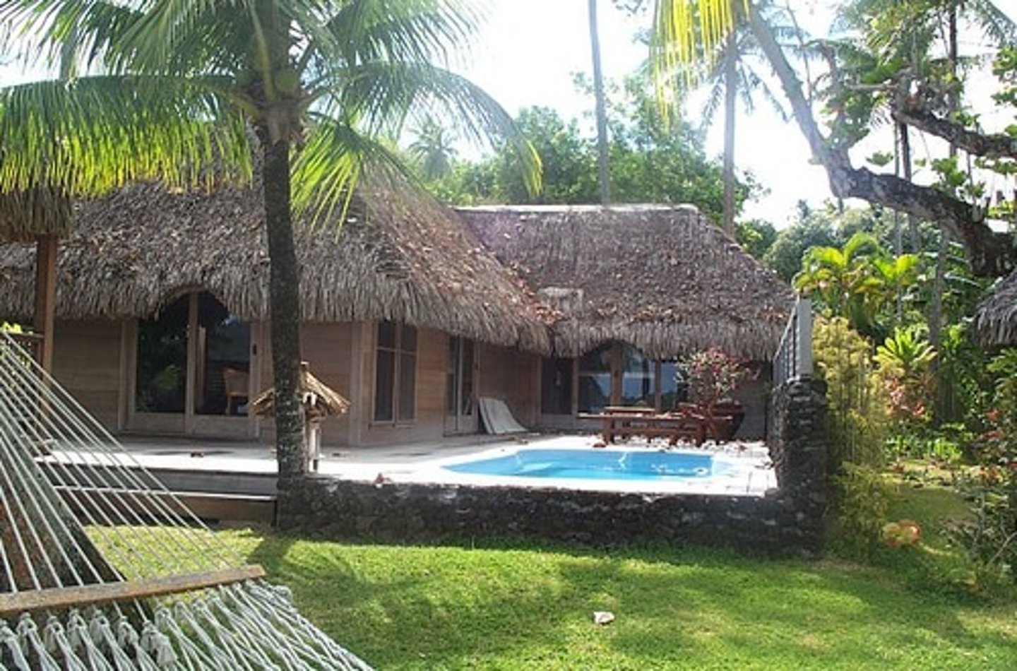 <p>(n.) /ˈbʌŋɡəloʊ/ Nhà 1 tầng</p><p>His bungalow has 3 large bedrooms.</p>