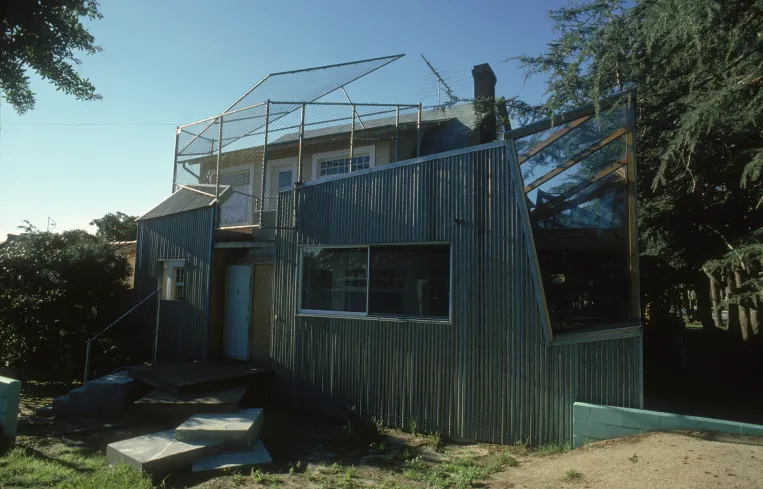 <p>Location &amp; Date</p>