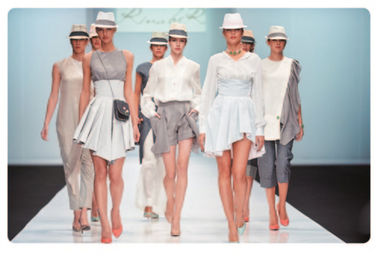 <p>/ˈfæʃ.ən/ - thời trang → fashion show → She loves watching fashion shows. (Cô ấy thích xem trình diễn thời trang.)</p>