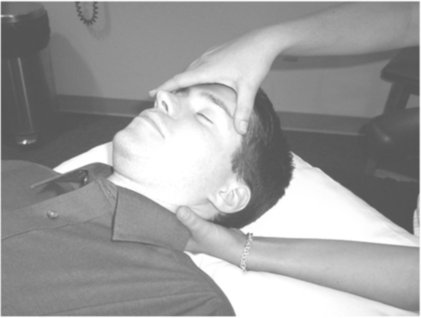 <p>-Fingers contact greater wings of the sphenoid and frontals</p>