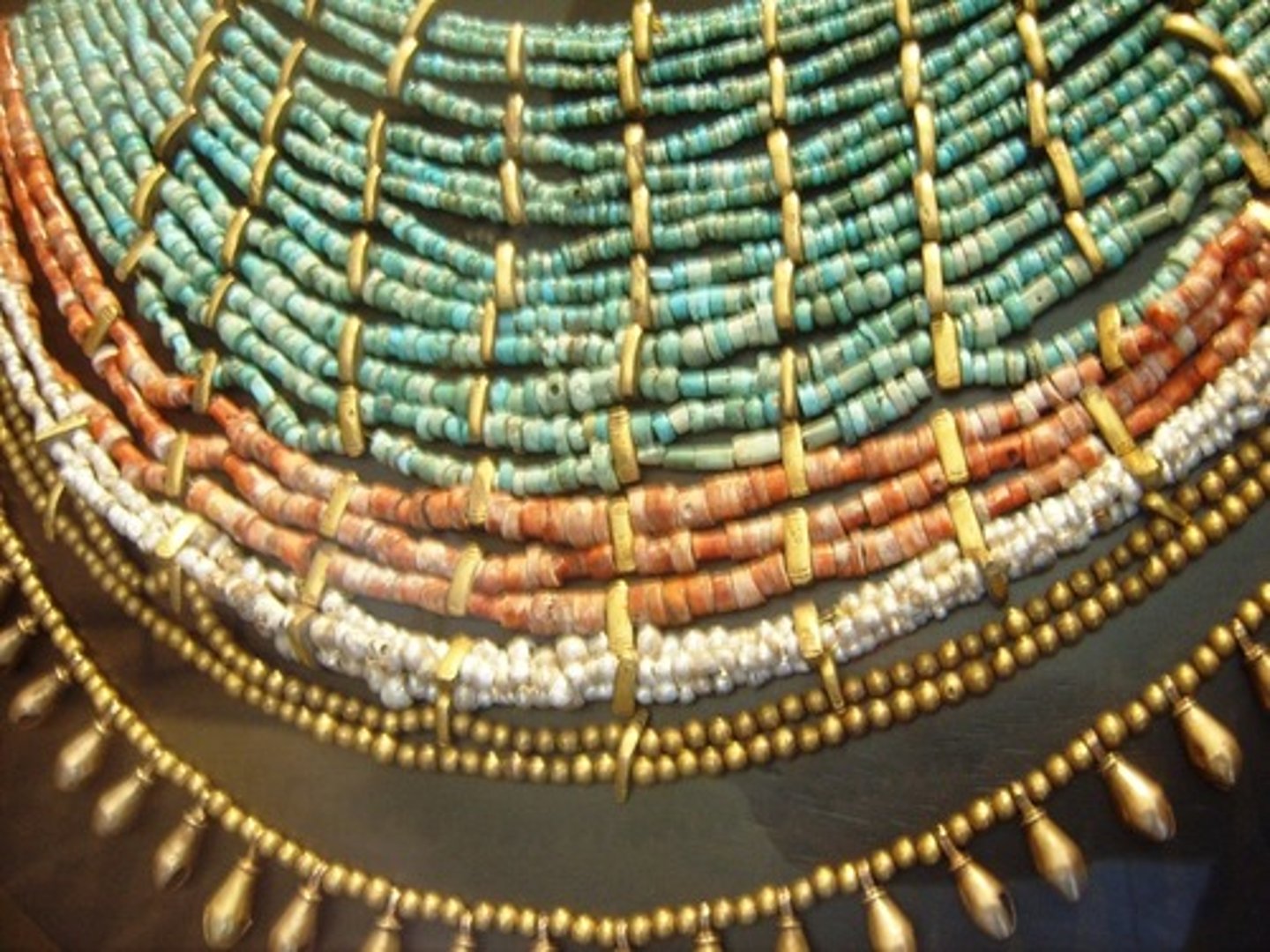 <p>(adj) tỉ mỉ, tinh vi, phức tạp, công phu</p>