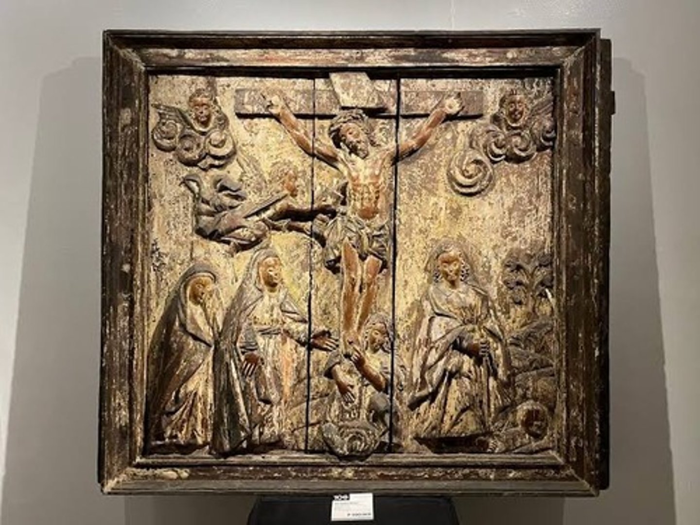<p>Carved images in relief</p><p>usually depict the Via Crucis; it may also show holy images in religious scenes</p>