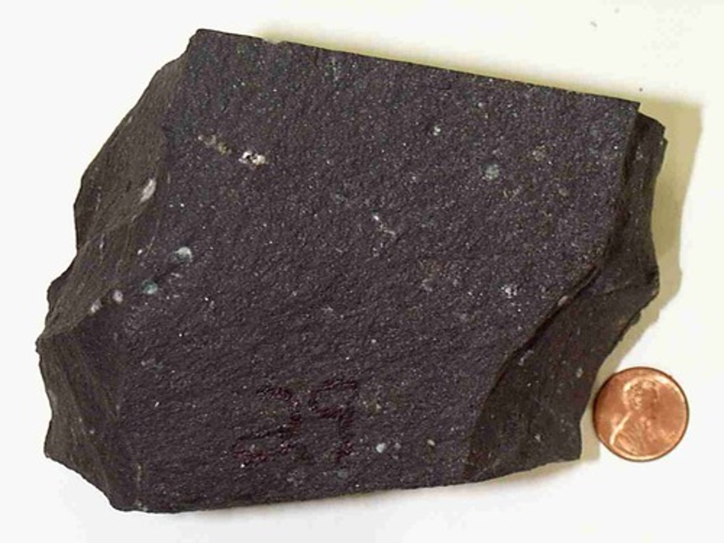 <p>- Igneous rock<br>- Mafic<br>- Fine-grained crystalline<br>- Cooled very quickly<br>- Effusive eruption</p>