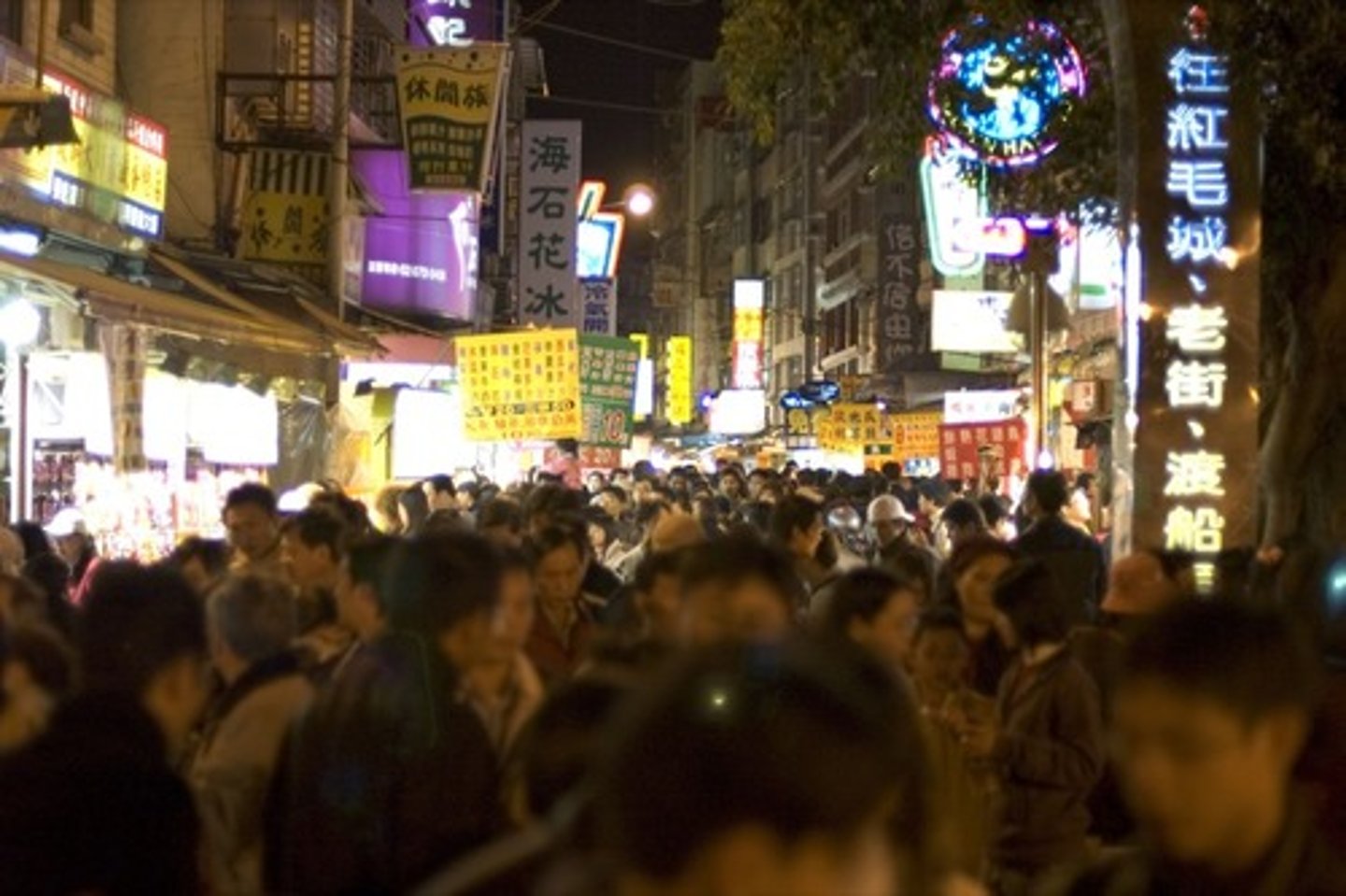 <p>tận hưởng cuộc sống về đêm</p>