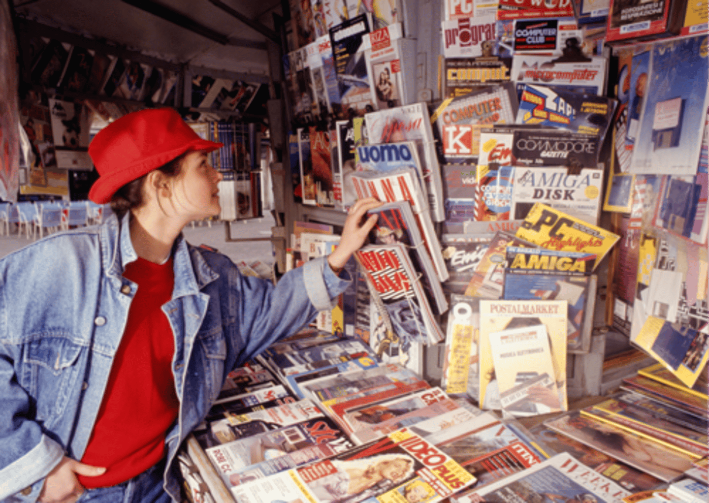 <p>a place to buy newspapers, magazines, and small sweet things.</p>