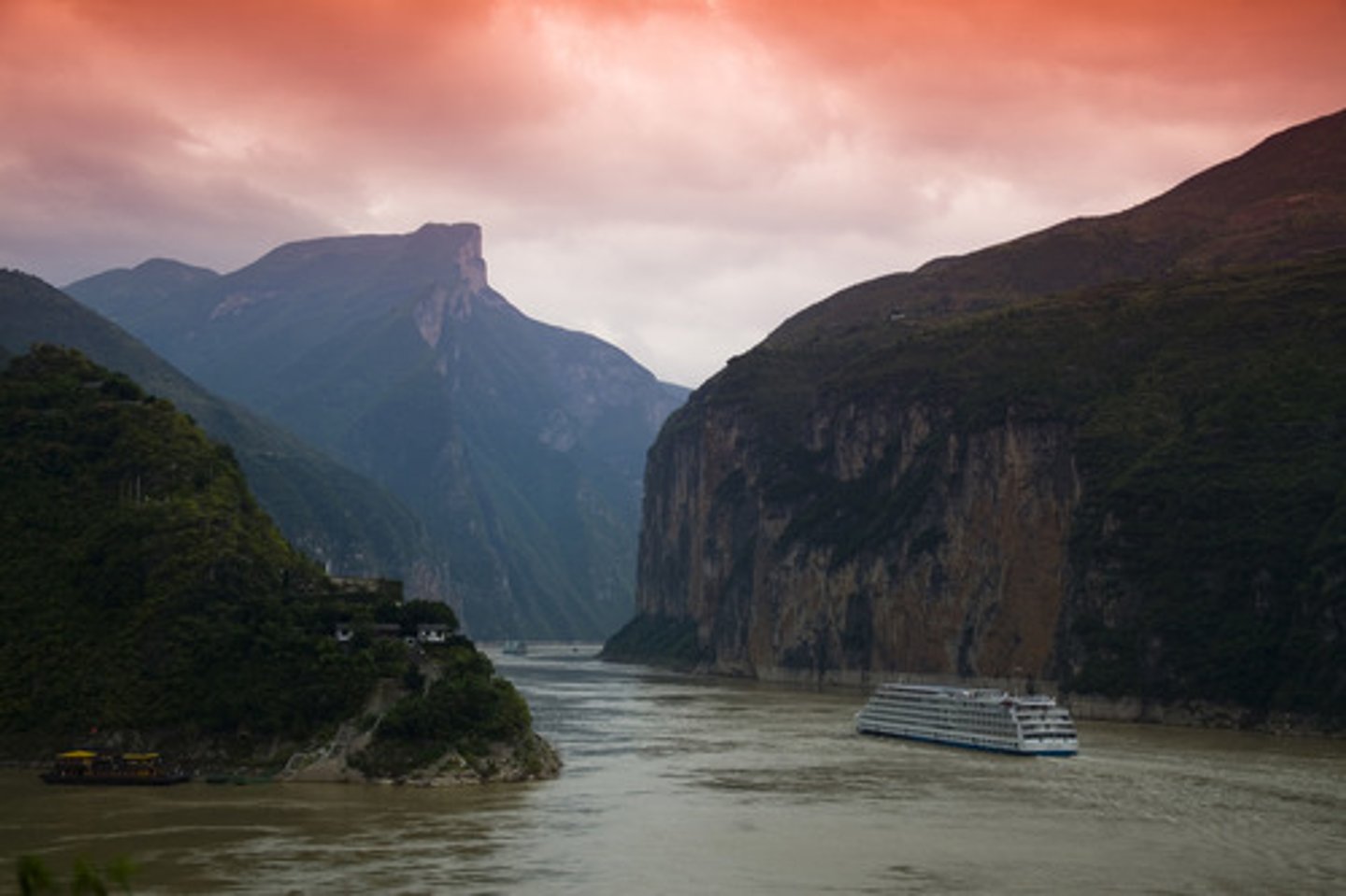 <p>(Cháng jiāng sān xiá) Yangtze River Three Gorges</p>