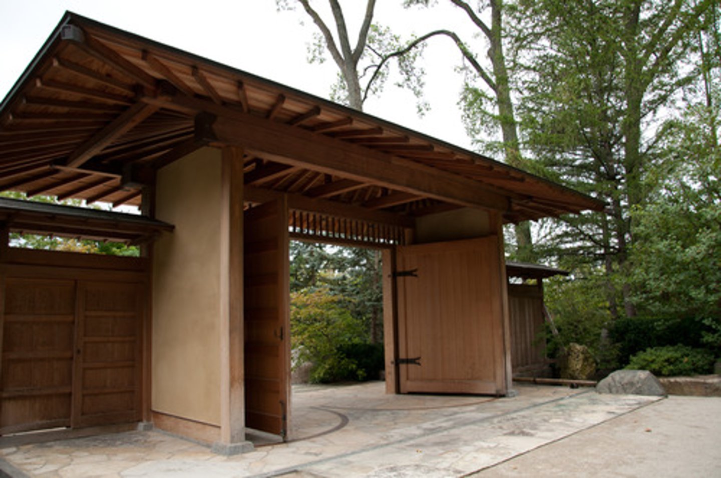 <p>（dà mén） - main entrance；front door</p>