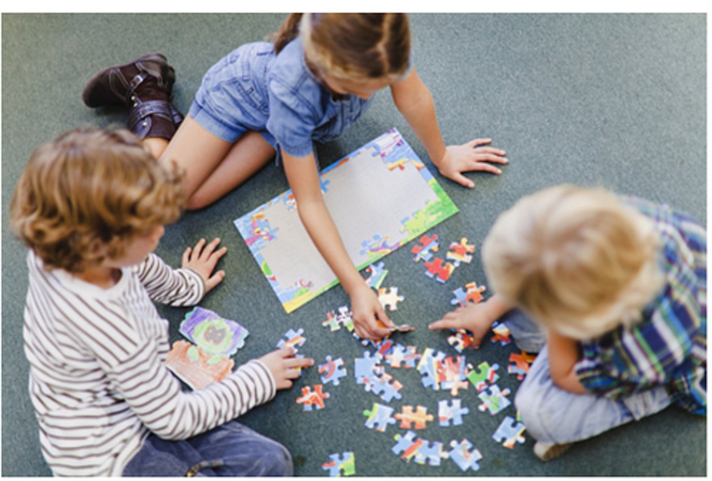 <p>Complicated; having many connected parts.</p>