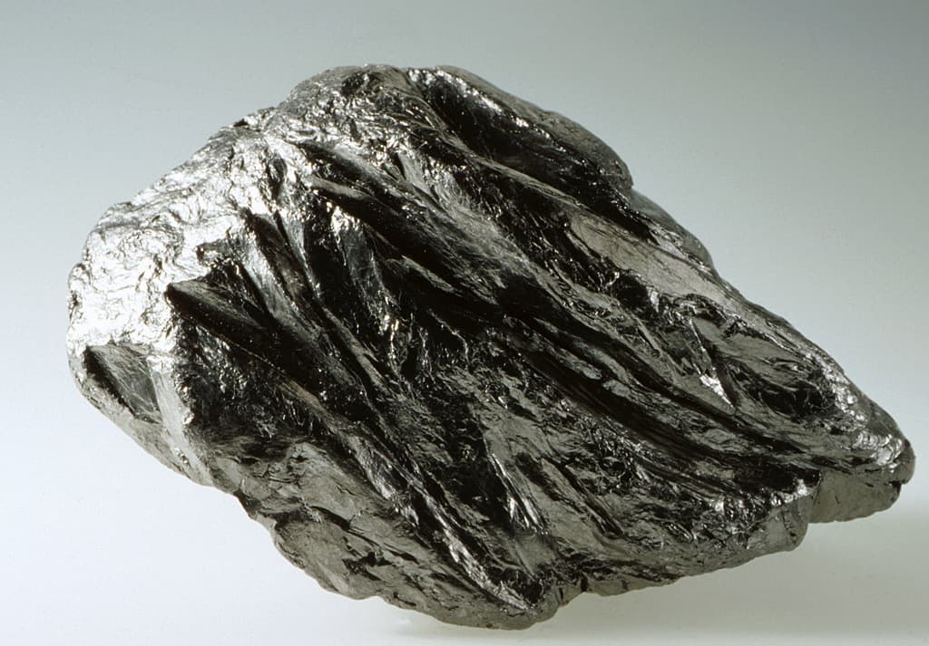 <ul><li><p>Chemical formula: C</p></li><li><p>Hardness: 1-2 (fingernail)</p></li><li><p>Specific Gravity: 2 (light)</p></li><li><p>Cleavage: perfect</p></li><li><p>Fracture: flaky</p></li><li><p>Luster: metallic</p></li><li><p>Streak: grey/silver</p></li><li><p>Color: silver-grey</p></li><li><p>Other: opaque</p></li></ul><p></p>