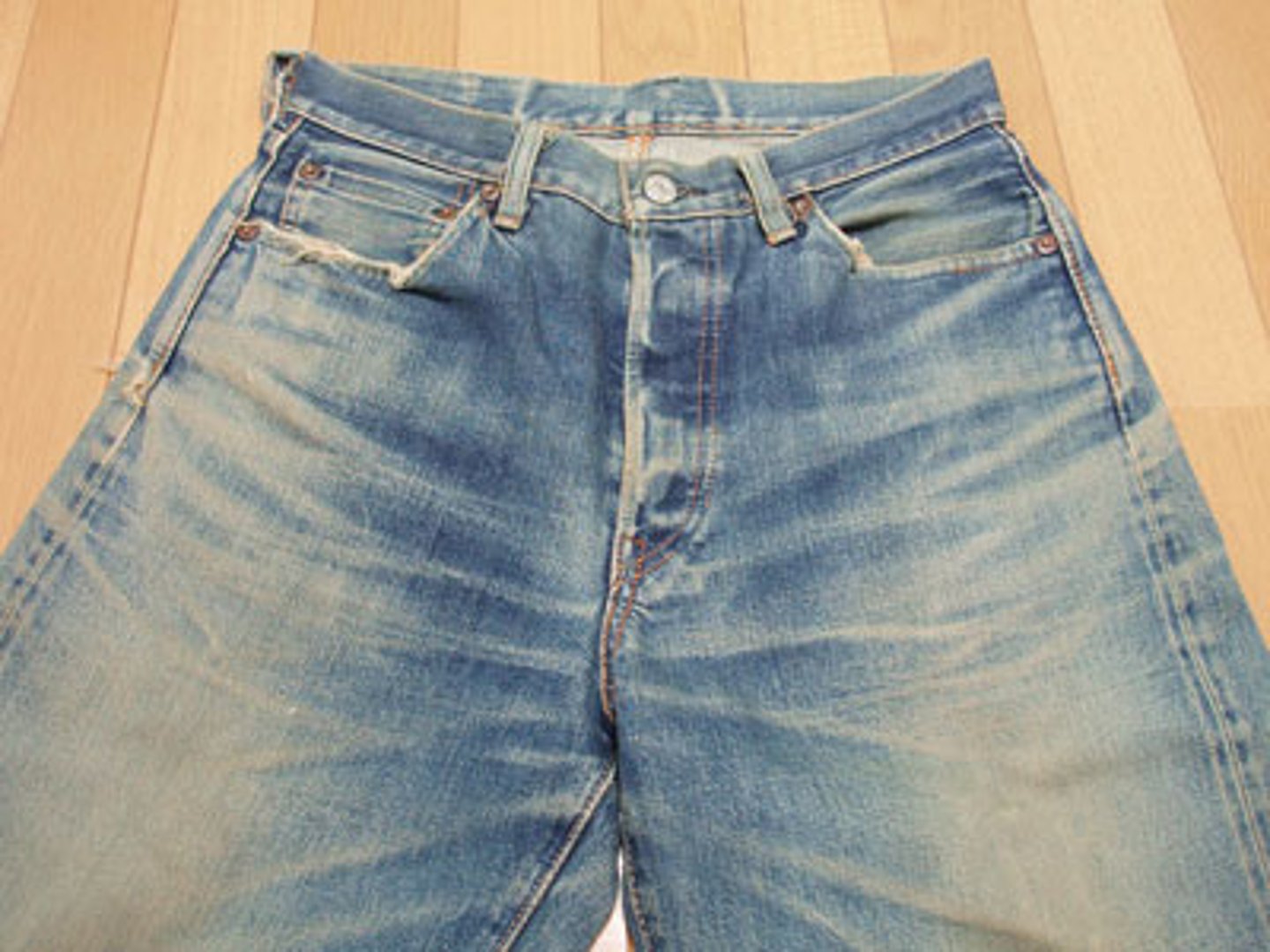 <p>v.褪色，消失，凋谢</p>