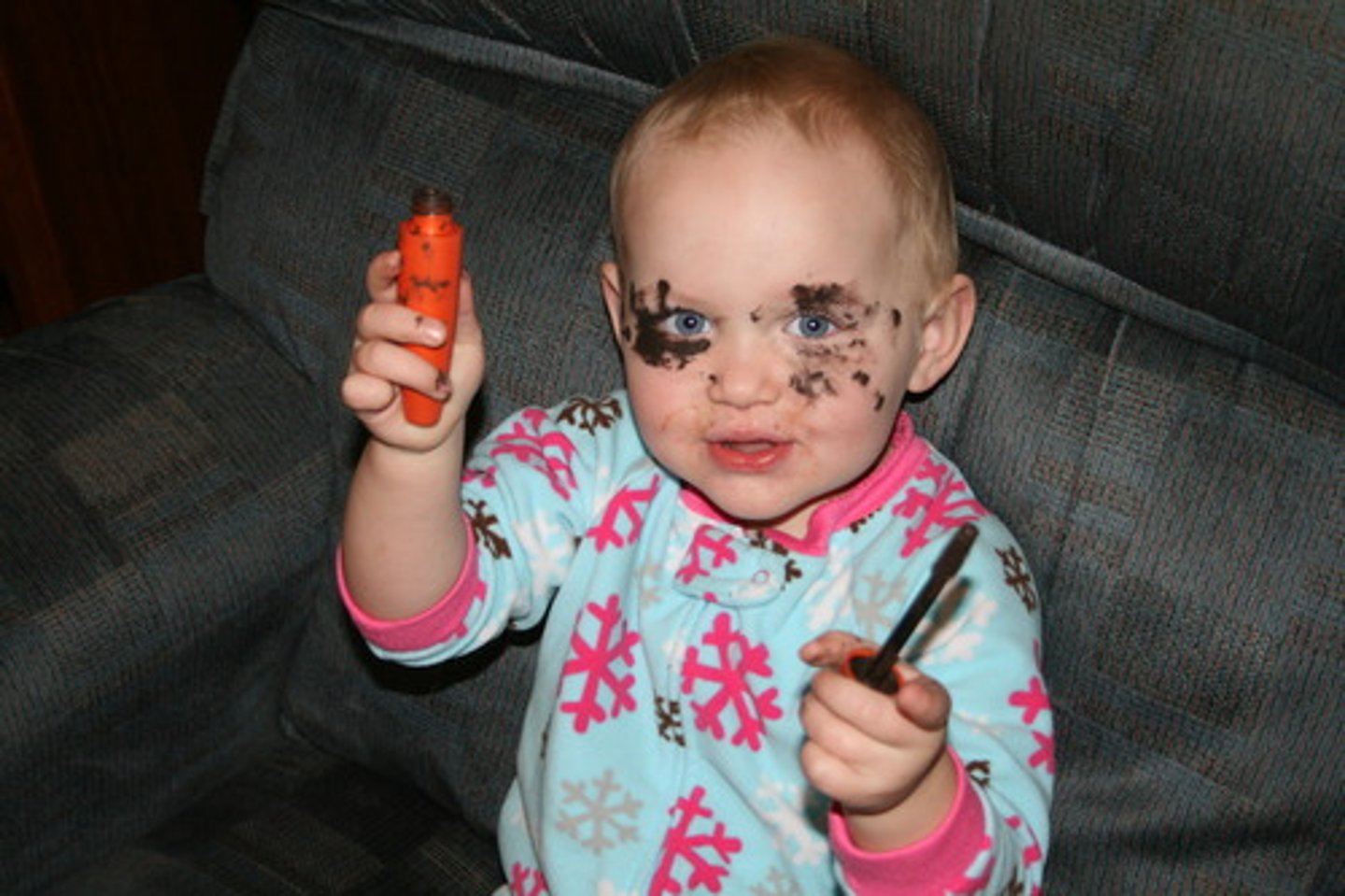 <p>to put on makeup</p>