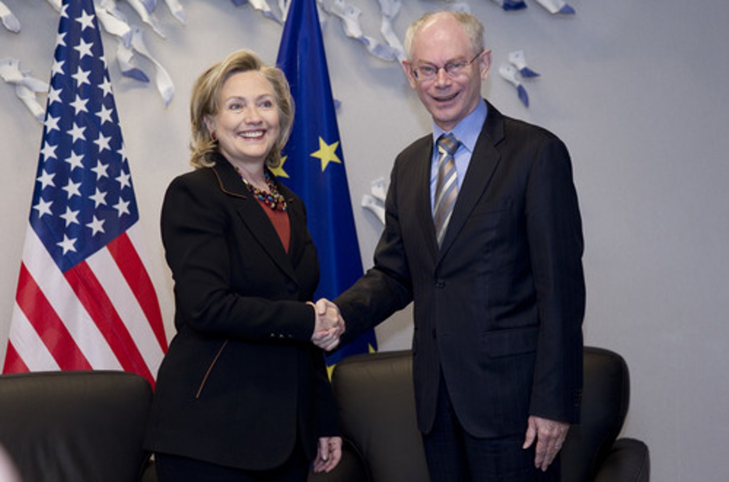 <p>make (a decision about something)</p><p>I've got to come to a decision: do I want to continue with it or not?</p>