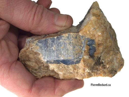 corindon =  Mineral formado por óxido de aluminio (Formulación química: Al2O3).