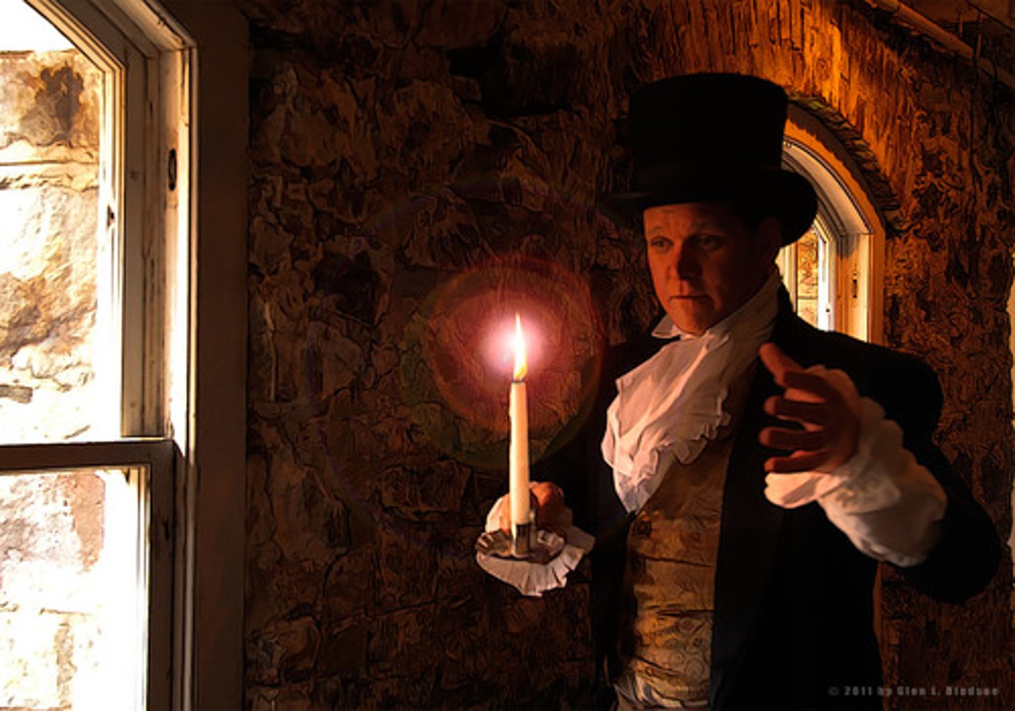 <p>загадковий</p>