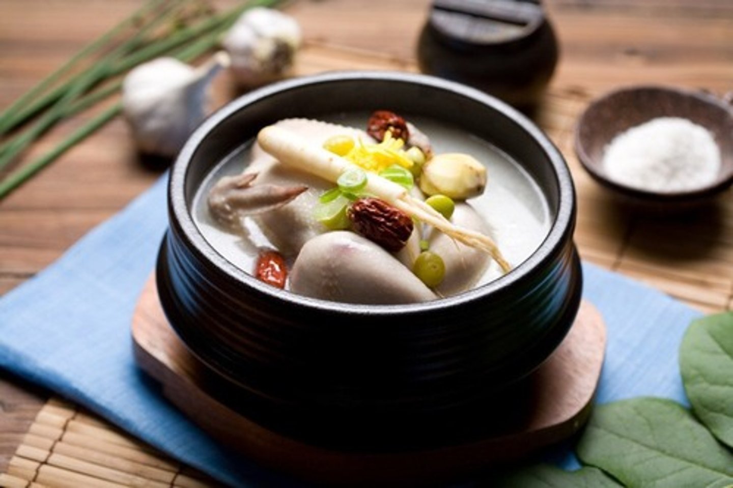 <p>chicken and ginseng soup</p>
