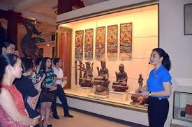 <p>The<strong> local tour guide </strong>will ___us<strong> around t</strong>he<strong> museum and explain </strong>the <strong>historical artifacts.</strong></p><p class="style_collocation__trans__nAf6q"><em>Hướng dẫn viên địa phương sẽ dẫn chúng tôi đi quanh bảo tàng và giải thích về các hiện vật lịch sử.</em></p>
