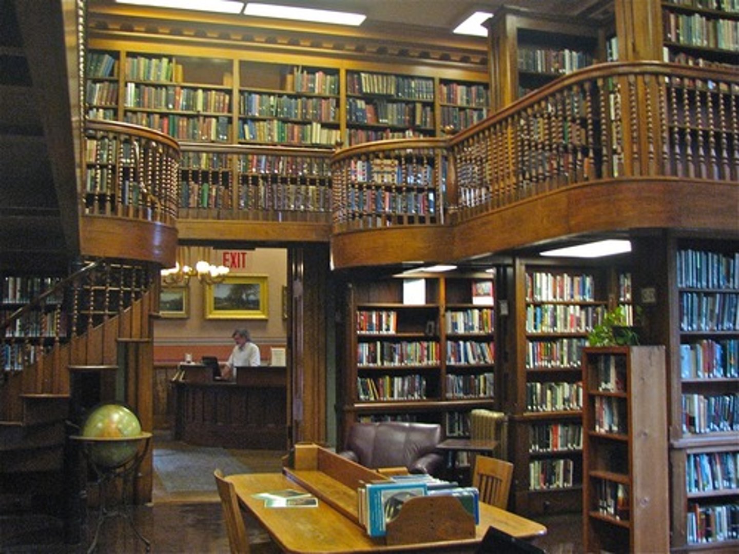 <p>esta biblioteca</p><p>2 multiple choice options</p>