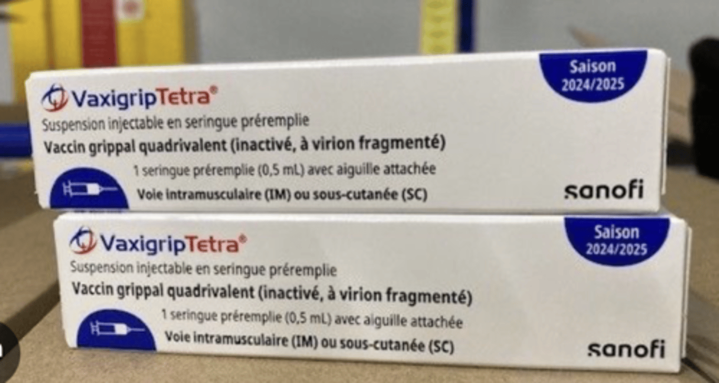<p>Type de vaccin : Vaccin inerte : fragmenté inactivé</p><p>Tétravalent : x2 souches A et x2 souches B</p><p>Cultivés sur oeufs embryonnés de poule </p><p>Adjuvants : NON</p><p>Nom d'une spécialité : </p><p>Vaxigrip Tetra : [C] 15 µg</p><p>Efluelda : [C] 60 µg : personnes âgées</p><p>Fluald</p><p>Obligatoire? : NON</p><p>Elle est fortement recommandée pour certaines populations à risque.</p><p>Cible prioritaire : personnes ≥ 65 ans, personnes avec maladies chroniques, femmes enceintes, obésité (IMC>40) etc.</p><p>Schéma vaccinal : 1x/an </p><p>La vaccination doit être faite chaque année, car les souches virales changent. </p><p>Confère une immunité pour 6 à 12 mois</p><p>CI : Allergies protéines d'oeuf</p><p>Sa composition est revue chaque année pour s'adapter aux souches virales circulantes. </p>