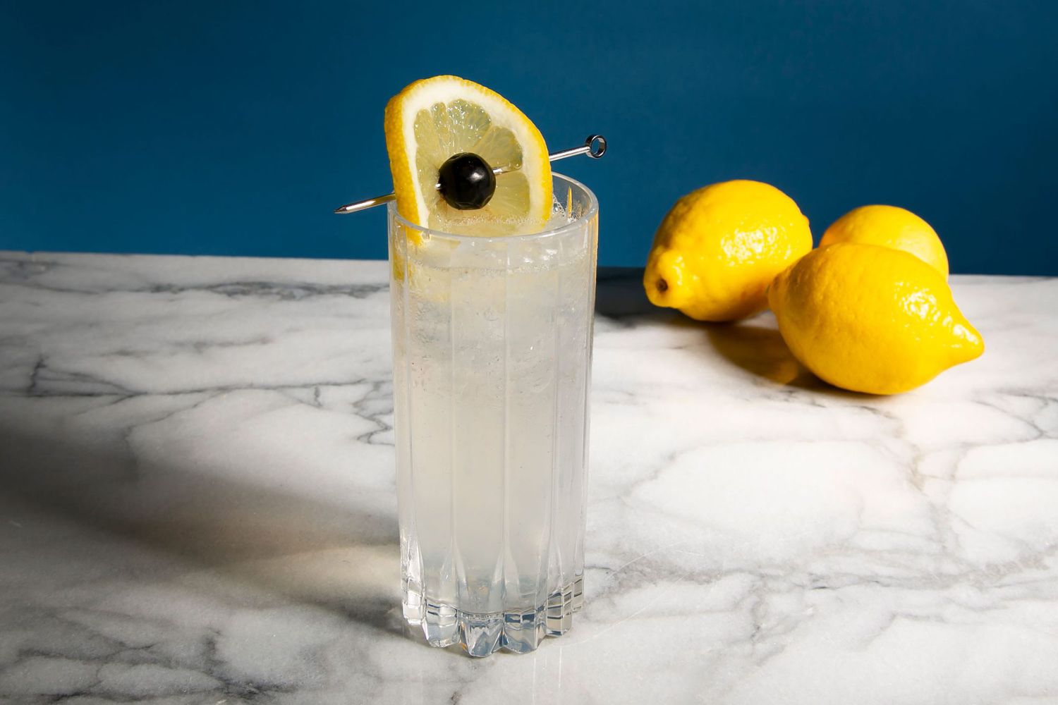 <p>highball, 1.5 oz gin, 1 oz lemon juice, 0.5 oz simple syrup, 4 oz soda water, served in a Collins, garnished with lemon/cherry</p>