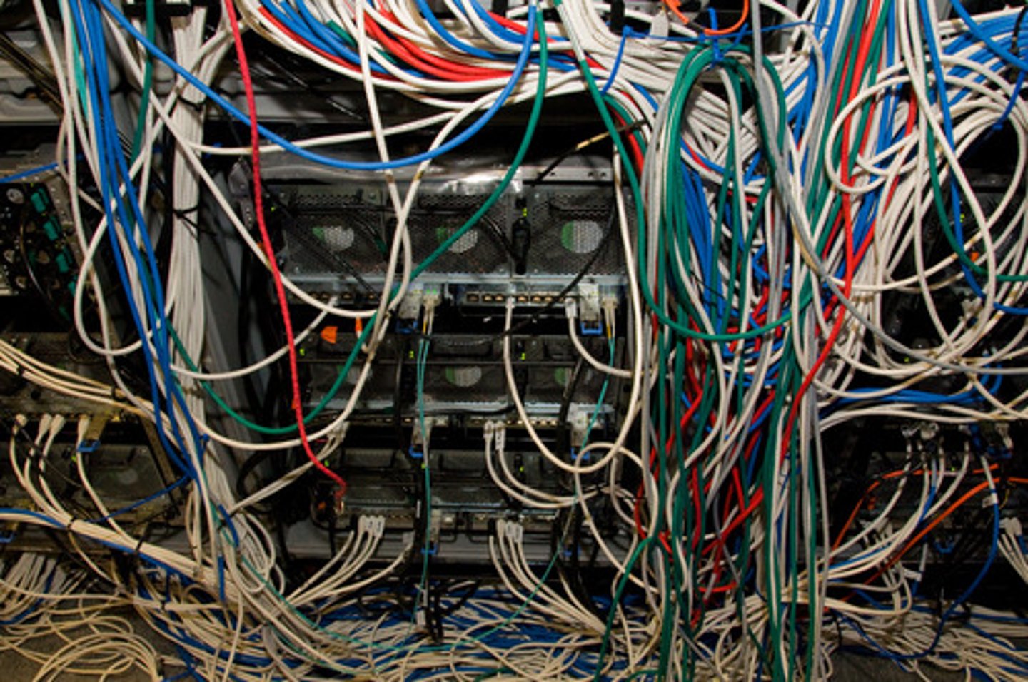 <p>v.混杂，掺杂；</p><p>n.混杂，掺杂</p>