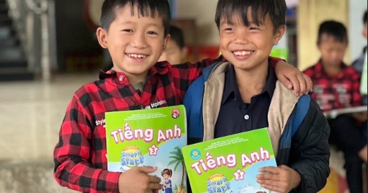 <p>tiếp cận kiến thức</p><p></p><p>Trẻ em lần đầu sử dụng sách, máy tính </p>