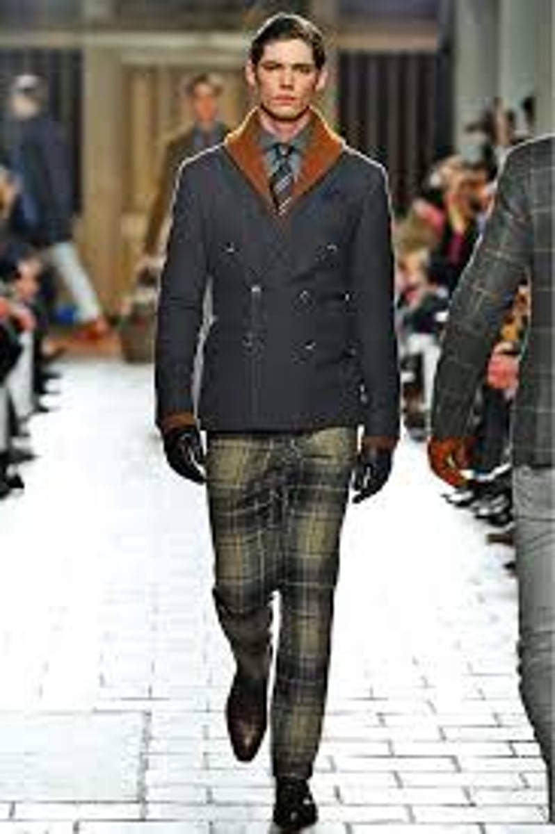 <p>/smɑːt/ (UK), /smɑːrt/ (US) - lịch sự, bảnh bao → look smart → He looks smart in his suit. (Anh ấy trông rất bảnh trong bộ vest.)</p>