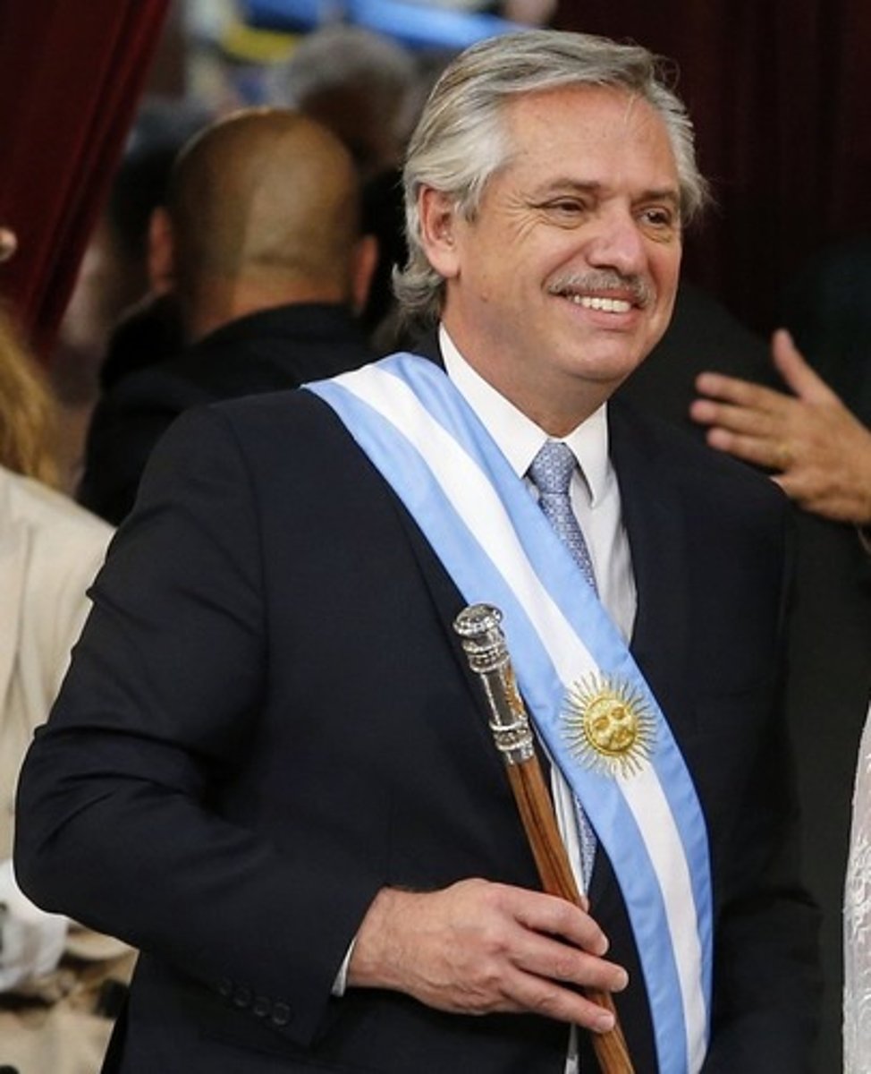 <p>Fue presidente entre 2019-2023. Es más izquierda que Macrí. Representa un voto contra la austeridad. Su vicepresidenta es Cristina Kirchner, la anterior presidenta entre 2007-2015.Es del Partido Justicialista (PJ) una versión moderna del Peronismo.</p>