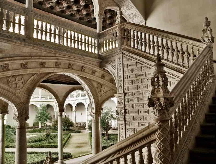 <p>Que? un Hospital y lugar por huérfanos</p><p style="text-align: start">Quien? arquitecto: Alfonso de Covarrubias y Enrique Egas</p><p style="text-align: start">Donde? afuera la ciudad en caso de enfermedades</p><p style="text-align: start">Por qué? ayudar personas enfermas y los huérfanos</p><p style="text-align: start">Cuando? 1504 - 1524 (siglo 16)</p><p style="text-align: start">Estilo? Renacimiento</p><p style="text-align: start">Materiales? Piedra, madera (techo), escaleras lujosas</p>