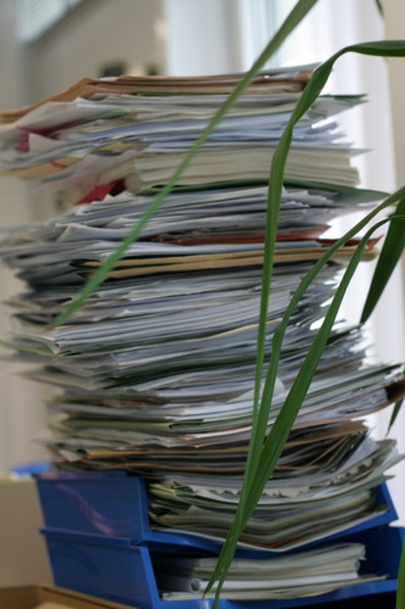 <p>chưa hoàn thành một việc gì đó, tụt lại phía sau </p><p>If you miss too many classes, you'll get behind with your studies.</p><p>Nếu bạn nghỉ học quá nhiều buổi, bạn sẽ bị chậm trễ trong việc học của mình.</p><p>Get behind with</p><p>Nghĩa: Trễ nải, chưa hoàn thành việc gì đúng hạn (thường là bài tập hoặc hóa đơn).</p><p>Ví dụ: "I got behind with my rent this month."</p><p>(Tháng này tôi bị chậm thanh toán tiền nhà.)</p>