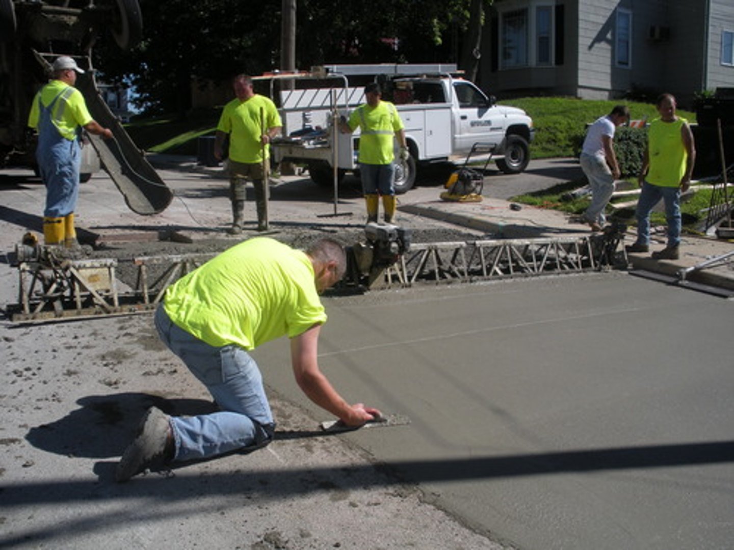 <p>Mixture of sand or gravel and cement, used as a strong building material.</p>
